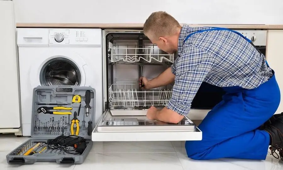 Şereflikoçhisar Midea servisi teknisyen ekibi beyaz eşya tamiri yaparken